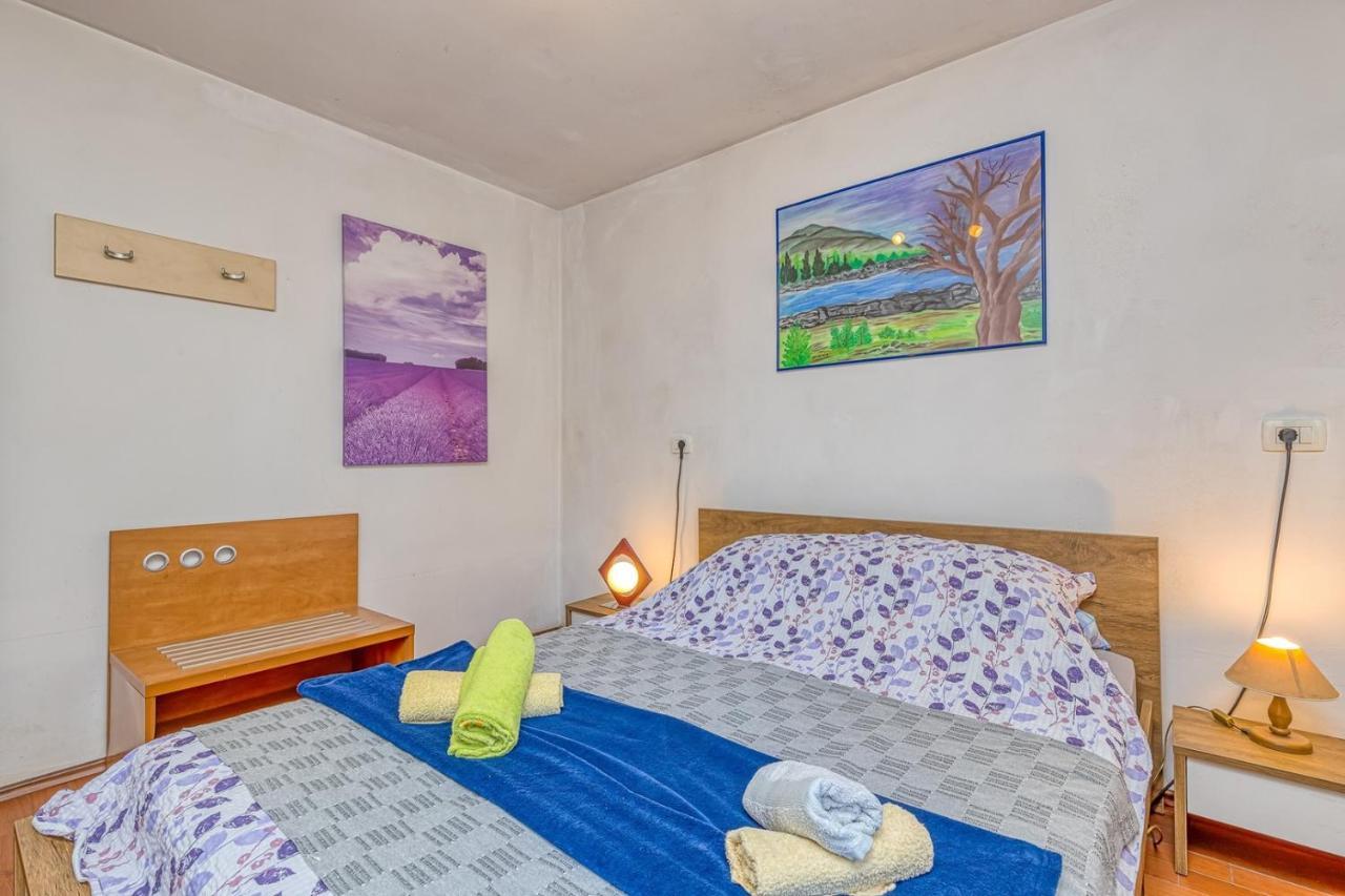 Holiday House Mir Kanfanar Ngoại thất bức ảnh